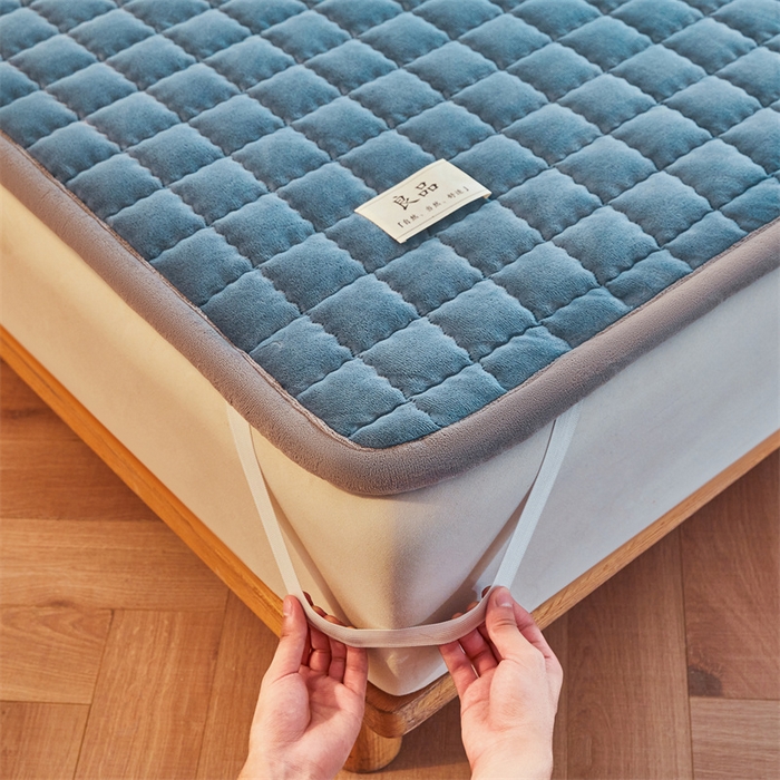 91家纺网 家纺一手货源 找家纺 喜居 2025新款无印风牛奶绒床褥垫-大床图 良品系列 良品-海茵蓝