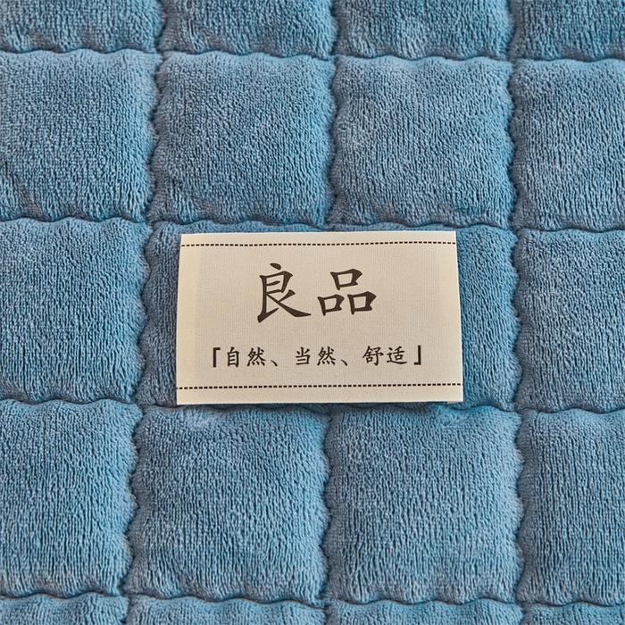 91家纺网 家纺一手货源 找家纺 喜居 2025新款无印风牛奶绒床褥垫-大床图 良品系列 良品-海茵蓝