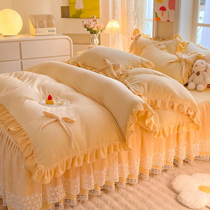 91家纺网 家纺一手货源 找家纺 后庭寝室 2025新款牛奶绒花边床裙四件套-浪漫花语系列 浪漫花语-暖黄