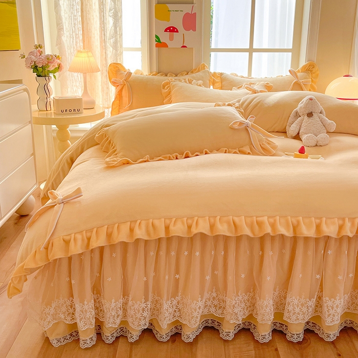 91家纺网 家纺一手货源 找家纺 后庭寝室 2025新款牛奶绒花边床裙四件套-浪漫花语系列 浪漫花语-暖黄