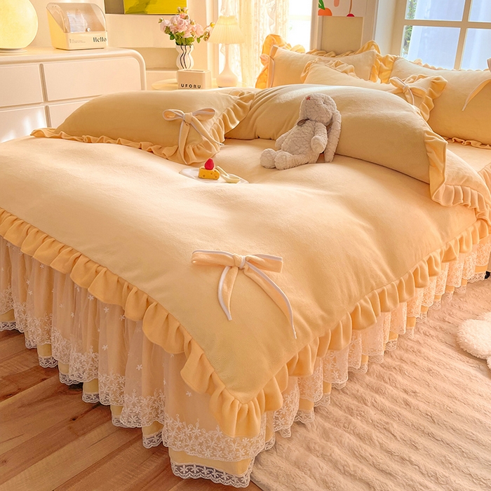 91家纺网 家纺一手货源 找家纺 后庭寝室 2025新款牛奶绒花边床裙四件套-浪漫花语系列 浪漫花语-暖黄