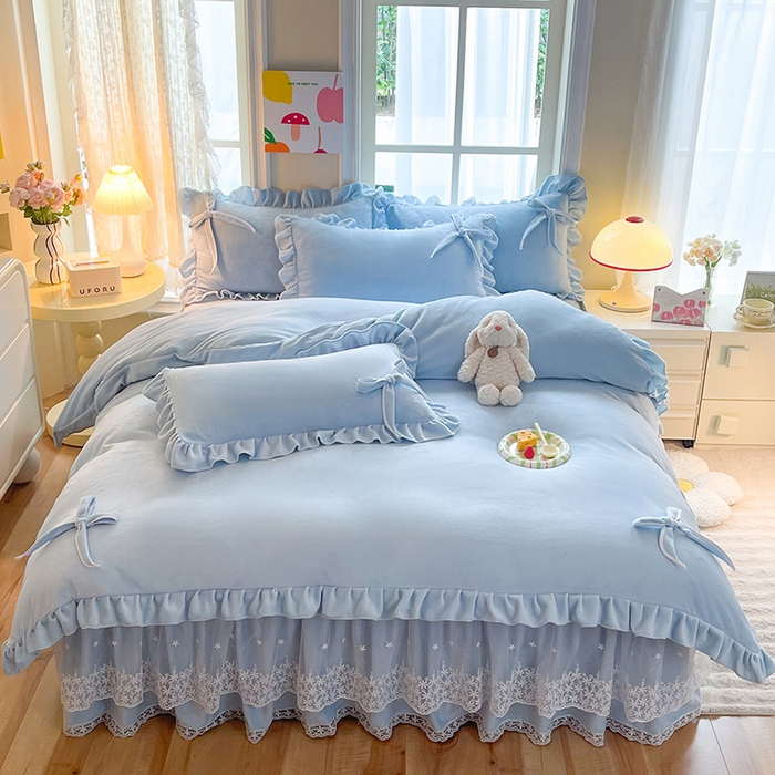 91家纺网 家纺一手货源 找家纺 后庭寝室 2025新款牛奶绒花边床裙四件套-浪漫花语系列 浪漫花语-天空蓝