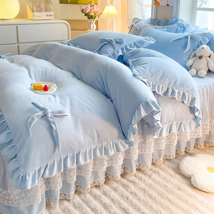 91家纺网 家纺一手货源 找家纺 后庭寝室 2025新款牛奶绒花边床裙四件套-浪漫花语系列 浪漫花语-天空蓝