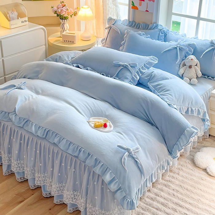 91家纺网 家纺一手货源 找家纺 后庭寝室 2025新款牛奶绒花边床裙四件套-浪漫花语系列 浪漫花语-天空蓝