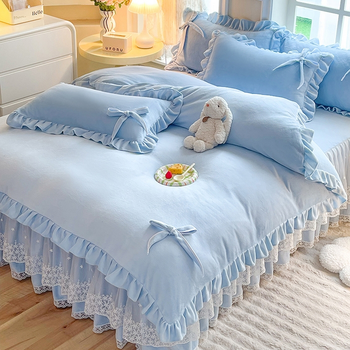 91家纺网 家纺一手货源 找家纺 后庭寝室 2025新款牛奶绒花边床裙四件套-浪漫花语系列 浪漫花语-天空蓝