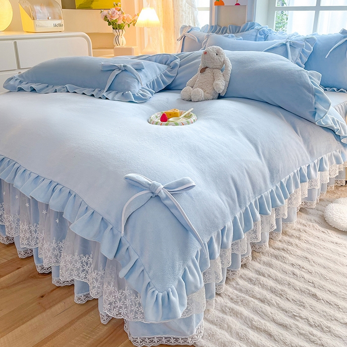 91家纺网 家纺一手货源 找家纺 后庭寝室 2025新款牛奶绒花边床裙四件套-浪漫花语系列 浪漫花语-天空蓝