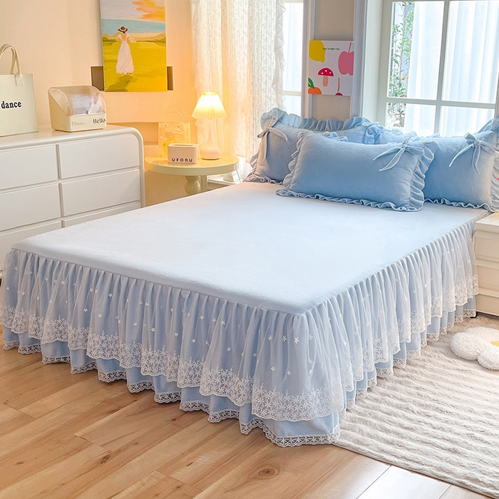 91家纺网 家纺一手货源 找家纺 后庭寝室 2025新款牛奶绒花边床裙四件套-浪漫花语系列 浪漫花语-天空蓝