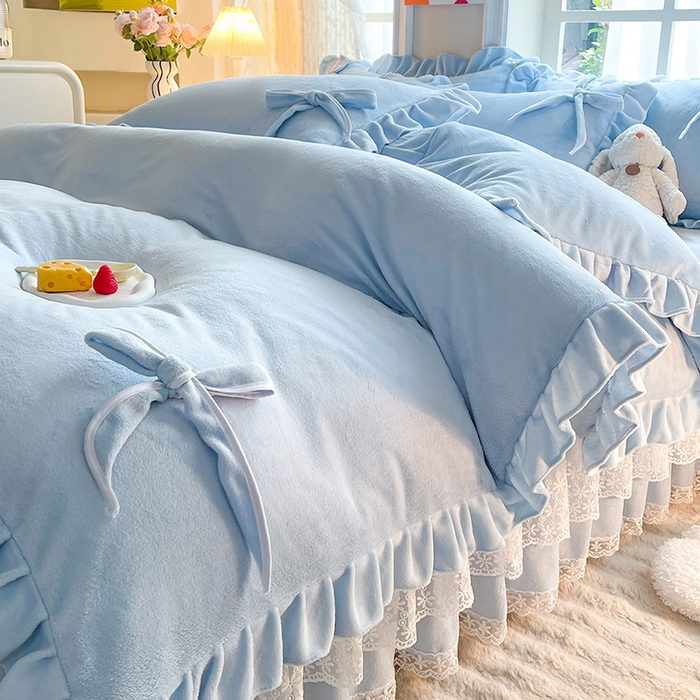 91家纺网 家纺一手货源 找家纺 后庭寝室 2025新款牛奶绒花边床裙四件套-浪漫花语系列 浪漫花语-天空蓝