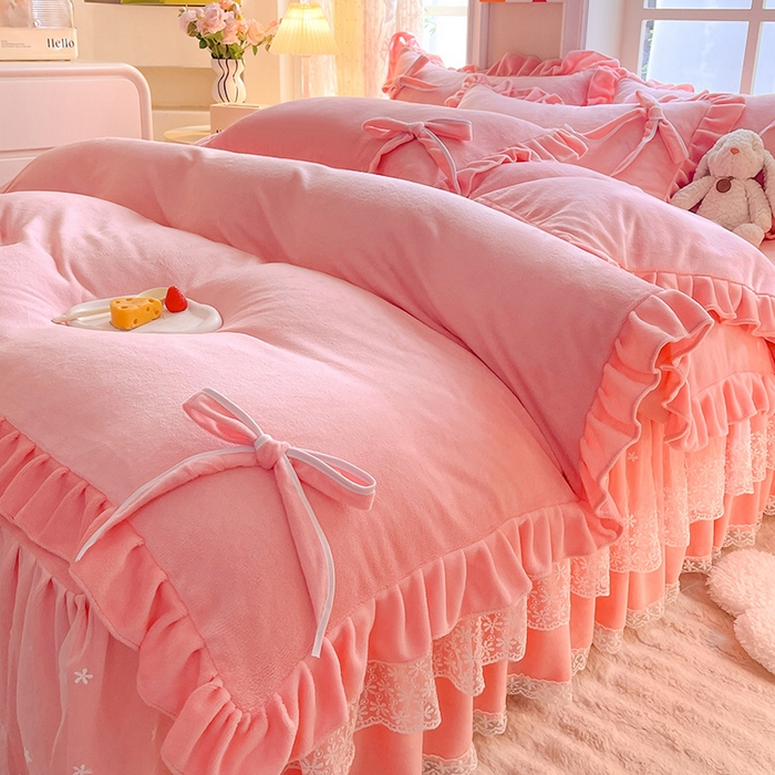 91家纺网 家纺一手货源 找家纺 后庭寝室 2025新款牛奶绒花边床裙四件套-浪漫花语系列 浪漫花语-暖粉玉