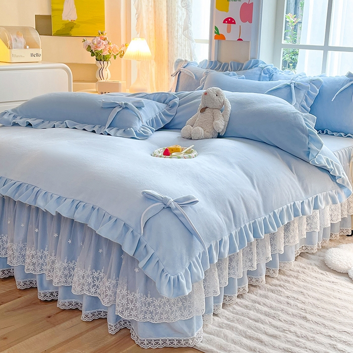 91家纺网 家纺一手货源 找家纺 后庭寝室 2025新款牛奶绒花边床裙四件套-浪漫花语系列 浪漫花语-天空蓝