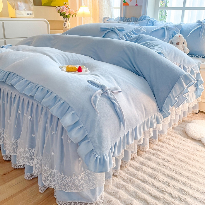 91家纺网 家纺一手货源 找家纺 后庭寝室 2025新款牛奶绒花边床裙四件套-浪漫花语系列 浪漫花语-天空蓝