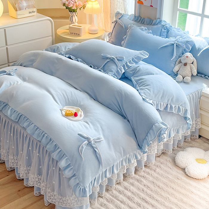 91家纺网 家纺一手货源 找家纺 后庭寝室 2025新款牛奶绒花边床裙四件套-浪漫花语系列 浪漫花语-天空蓝