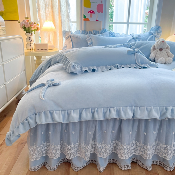 91家纺网 家纺一手货源 找家纺 后庭寝室 2025新款牛奶绒花边床裙四件套-浪漫花语系列 浪漫花语-天空蓝