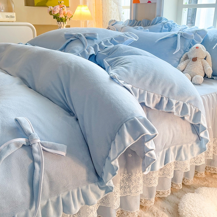 91家纺网 家纺一手货源 找家纺 后庭寝室 2025新款牛奶绒花边床裙四件套-浪漫花语系列 浪漫花语-天空蓝