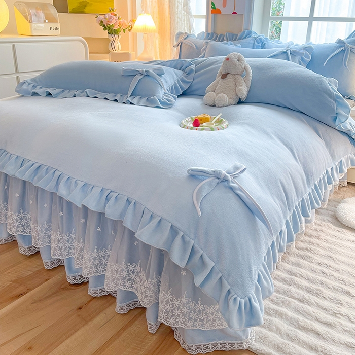 91家纺网 家纺一手货源 找家纺 后庭寝室 2025新款牛奶绒花边床裙四件套-浪漫花语系列 浪漫花语-天空蓝