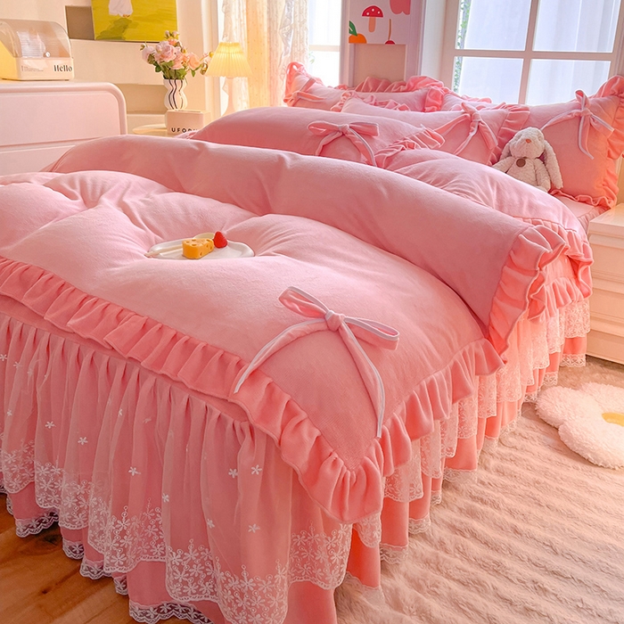 91家纺网 家纺一手货源 找家纺 后庭寝室 2025新款牛奶绒花边床裙四件套-浪漫花语系列 浪漫花语-暖粉玉