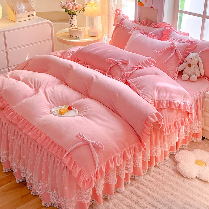 91家纺网 家纺一手货源 找家纺 后庭寝室 2025新款牛奶绒花边床裙四件套-浪漫花语系列 浪漫花语-暖粉玉