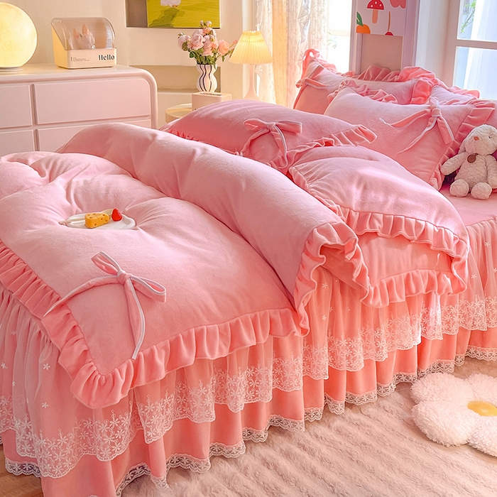 91家纺网 家纺一手货源 找家纺 后庭寝室 2025新款牛奶绒花边床裙四件套-浪漫花语系列 浪漫花语-暖粉玉