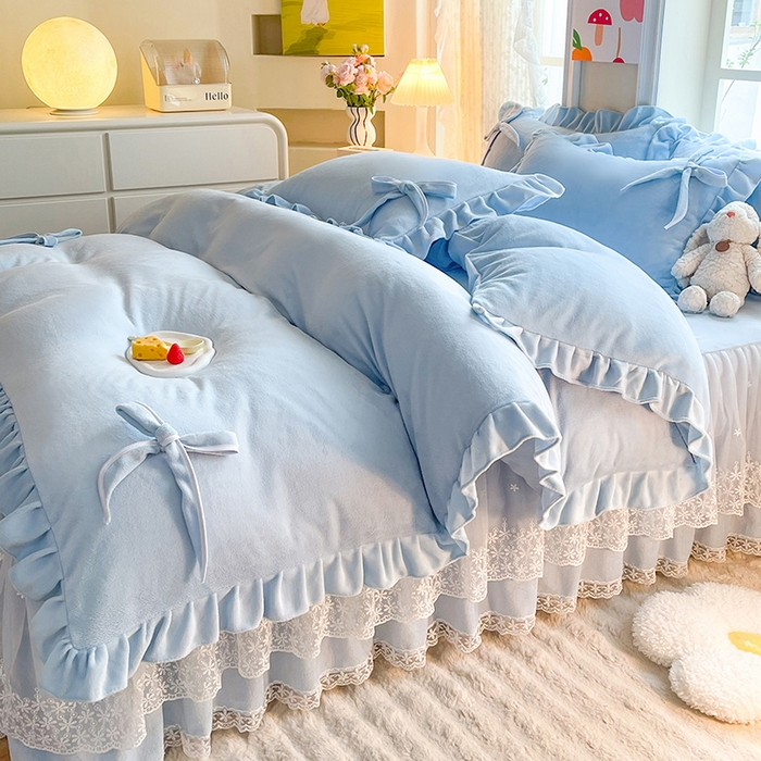 91家纺网 家纺一手货源 找家纺 后庭寝室 2025新款牛奶绒花边床裙四件套-浪漫花语系列 浪漫花语-天空蓝