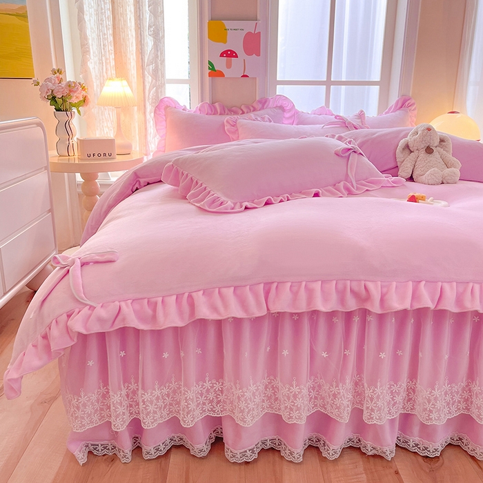 91家纺网 家纺一手货源 找家纺 后庭寝室 2025新款牛奶绒花边床裙四件套-浪漫花语系列 浪漫花语-少女粉