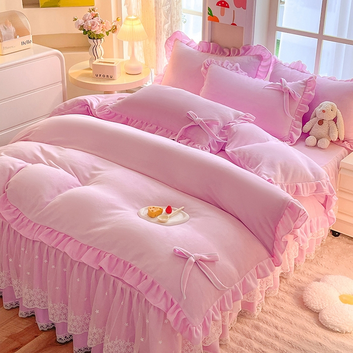 91家纺网 家纺一手货源 找家纺 后庭寝室 2025新款牛奶绒花边床裙四件套-浪漫花语系列 浪漫花语-少女粉