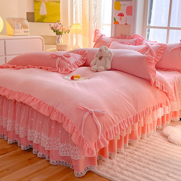 91家纺网 家纺一手货源 找家纺 后庭寝室 2025新款牛奶绒花边床裙四件套-浪漫花语系列 浪漫花语-暖粉玉