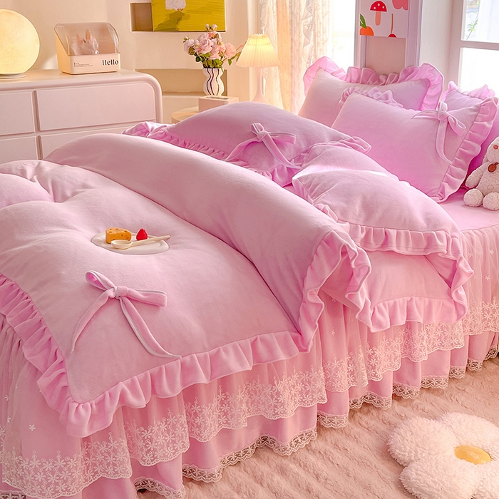 91家纺网 家纺一手货源 找家纺 后庭寝室 2025新款牛奶绒花边床裙四件套-浪漫花语系列 浪漫花语-少女粉