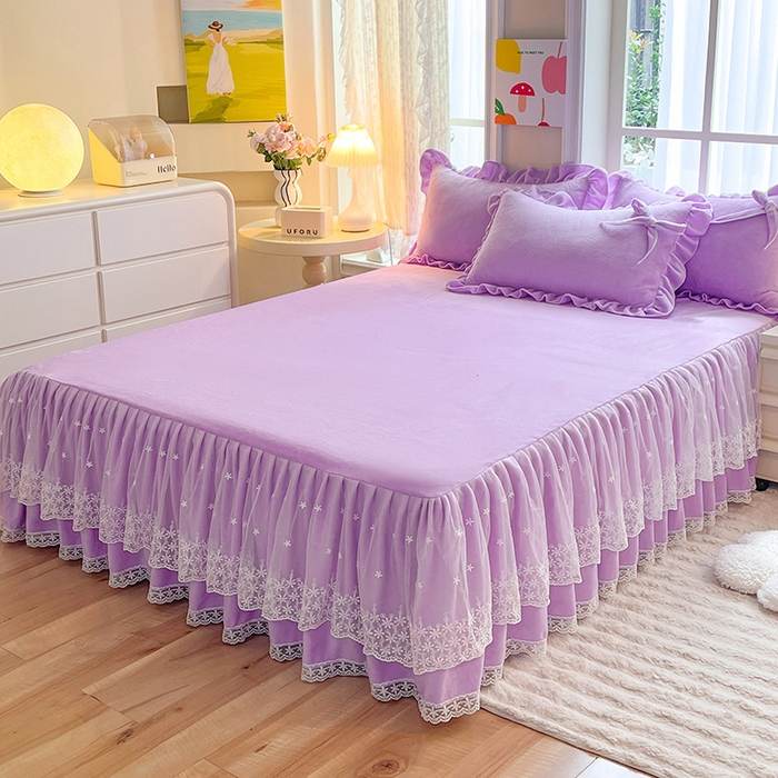 91家纺网 家纺一手货源 找家纺 后庭寝室 2025新款牛奶绒花边床裙四件套-浪漫花语系列 浪漫花语-梦幻紫