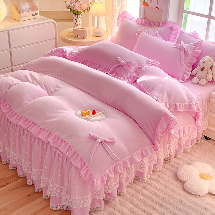 91家纺网 家纺一手货源 找家纺 后庭寝室 2025新款牛奶绒花边床裙四件套-浪漫花语系列 浪漫花语-少女粉