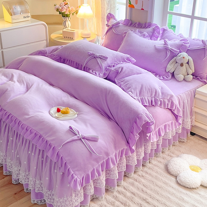 91家纺网 家纺一手货源 找家纺 后庭寝室 2025新款牛奶绒花边床裙四件套-浪漫花语系列 浪漫花语-梦幻紫