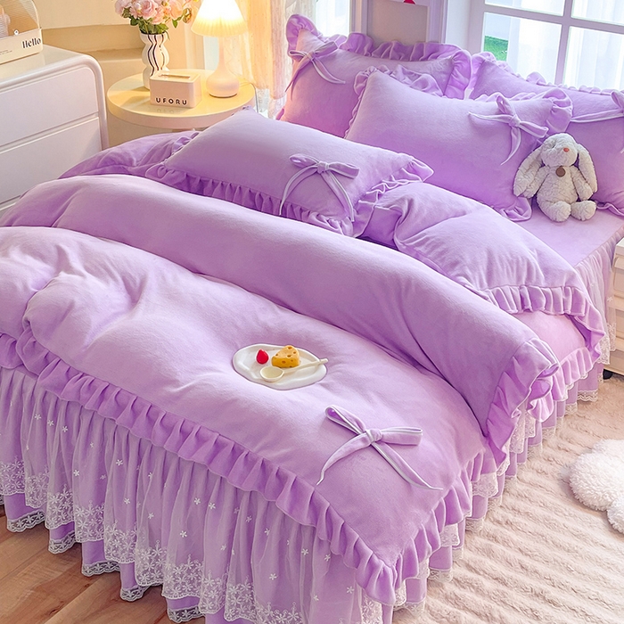 91家纺网 家纺一手货源 找家纺 后庭寝室 2025新款牛奶绒花边床裙四件套-浪漫花语系列 浪漫花语-梦幻紫