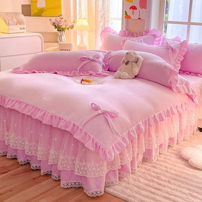 91家纺网 家纺一手货源 找家纺 后庭寝室 2025新款牛奶绒花边床裙四件套-浪漫花语系列 浪漫花语-少女粉