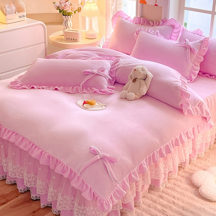 91家纺网 家纺一手货源 找家纺 后庭寝室 2025新款牛奶绒花边床裙四件套-浪漫花语系列 浪漫花语-少女粉