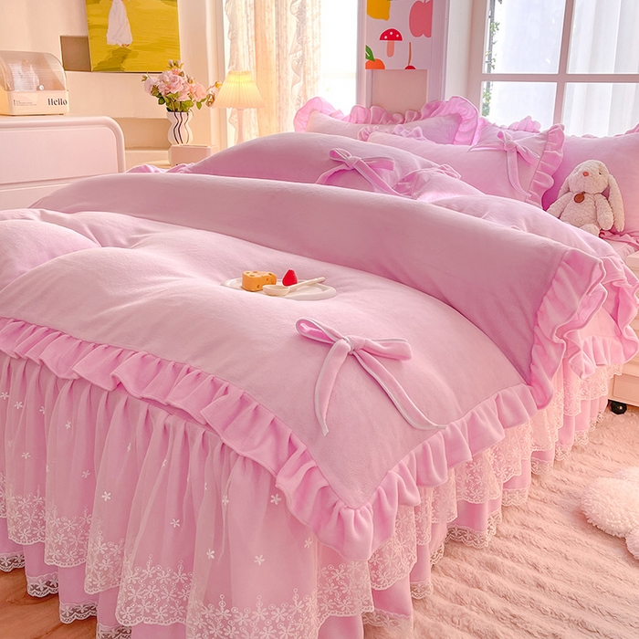 91家纺网 家纺一手货源 找家纺 后庭寝室 2025新款牛奶绒花边床裙四件套-浪漫花语系列 浪漫花语-少女粉