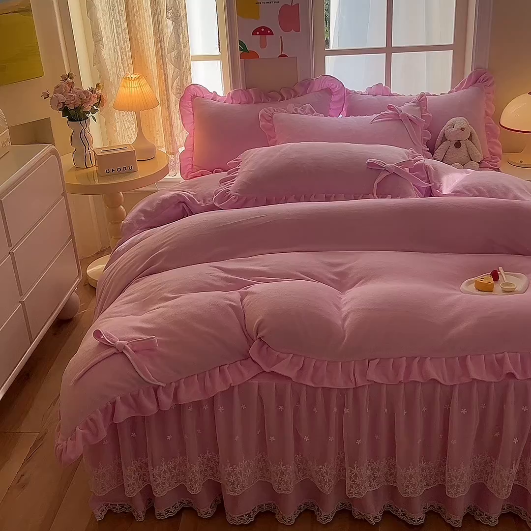91家纺网 家纺一手货源 找家纺 后庭寝室 2025新款牛奶绒花边床裙四件套-浪漫花语系列 浪漫花语-少女粉