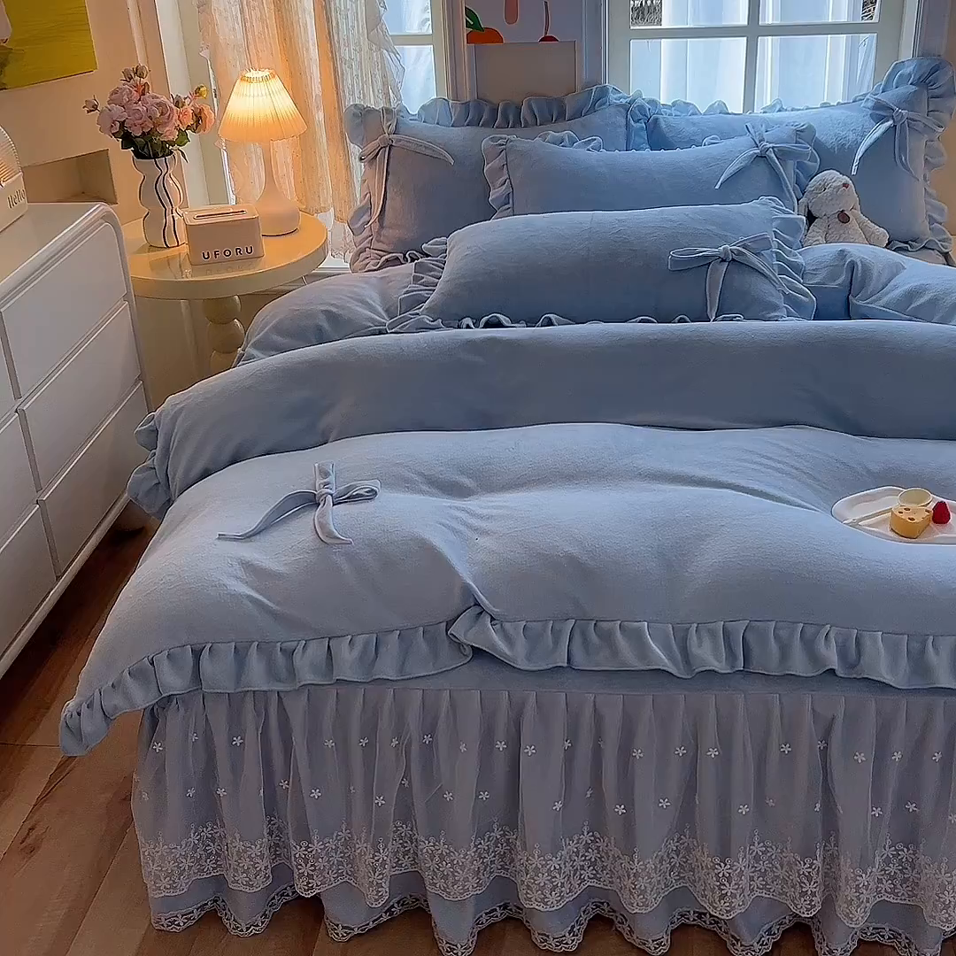 91家纺网 家纺一手货源 找家纺 后庭寝室 2025新款牛奶绒花边床裙四件套-浪漫花语系列 浪漫花语-天空蓝