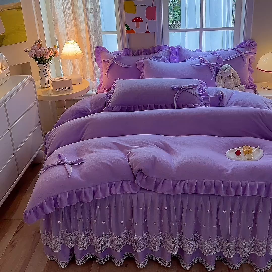 91家纺网 家纺一手货源 找家纺 后庭寝室 2025新款牛奶绒花边床裙四件套-浪漫花语系列 浪漫花语-梦幻紫