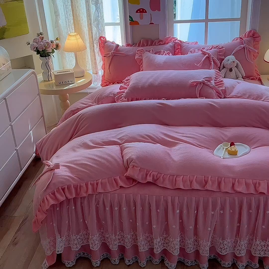 91家纺网 家纺一手货源 找家纺 后庭寝室 2025新款牛奶绒花边床裙四件套-浪漫花语系列 浪漫花语-暖粉玉
