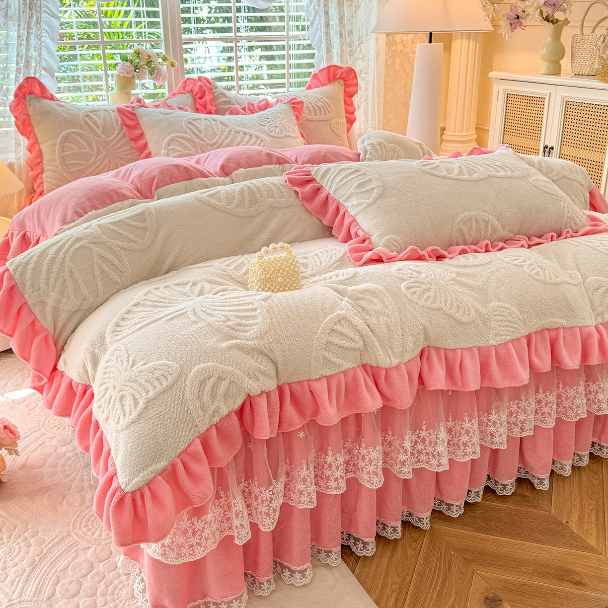 91家纺网 家纺一手货源 找家纺 （总）后庭寝室 2025新款牛奶绒床裙四件套-蝶舞翩翩系列