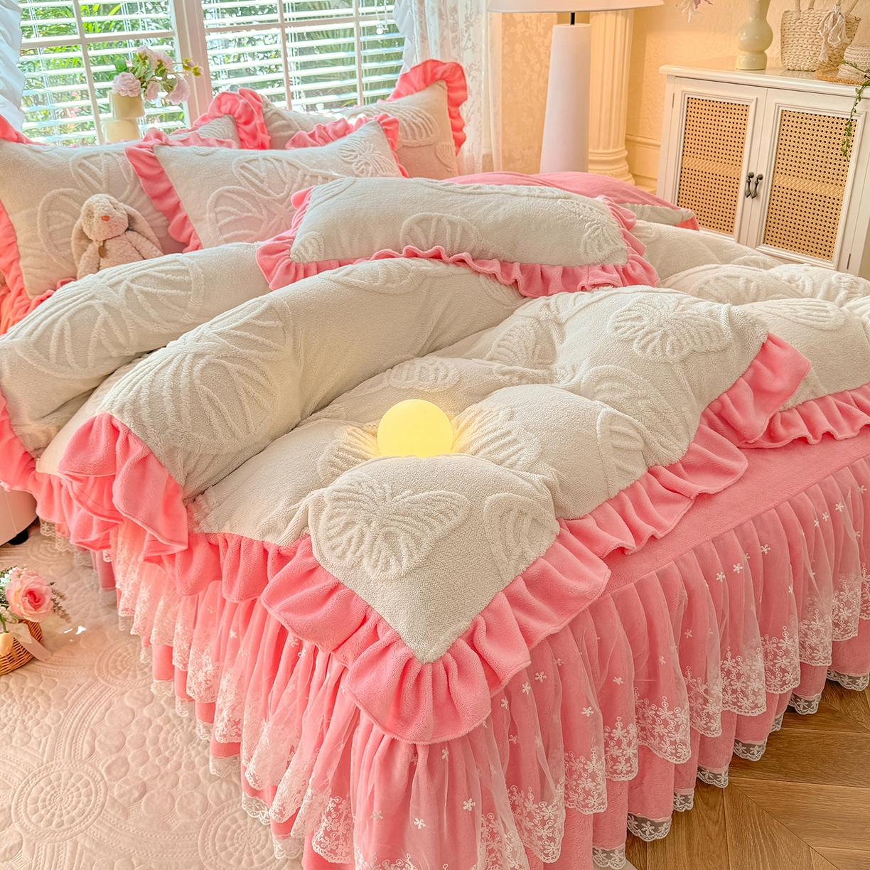 91家纺网 家纺一手货源 找家纺 （总）后庭寝室 2025新款牛奶绒床裙四件套-蝶舞翩翩系列