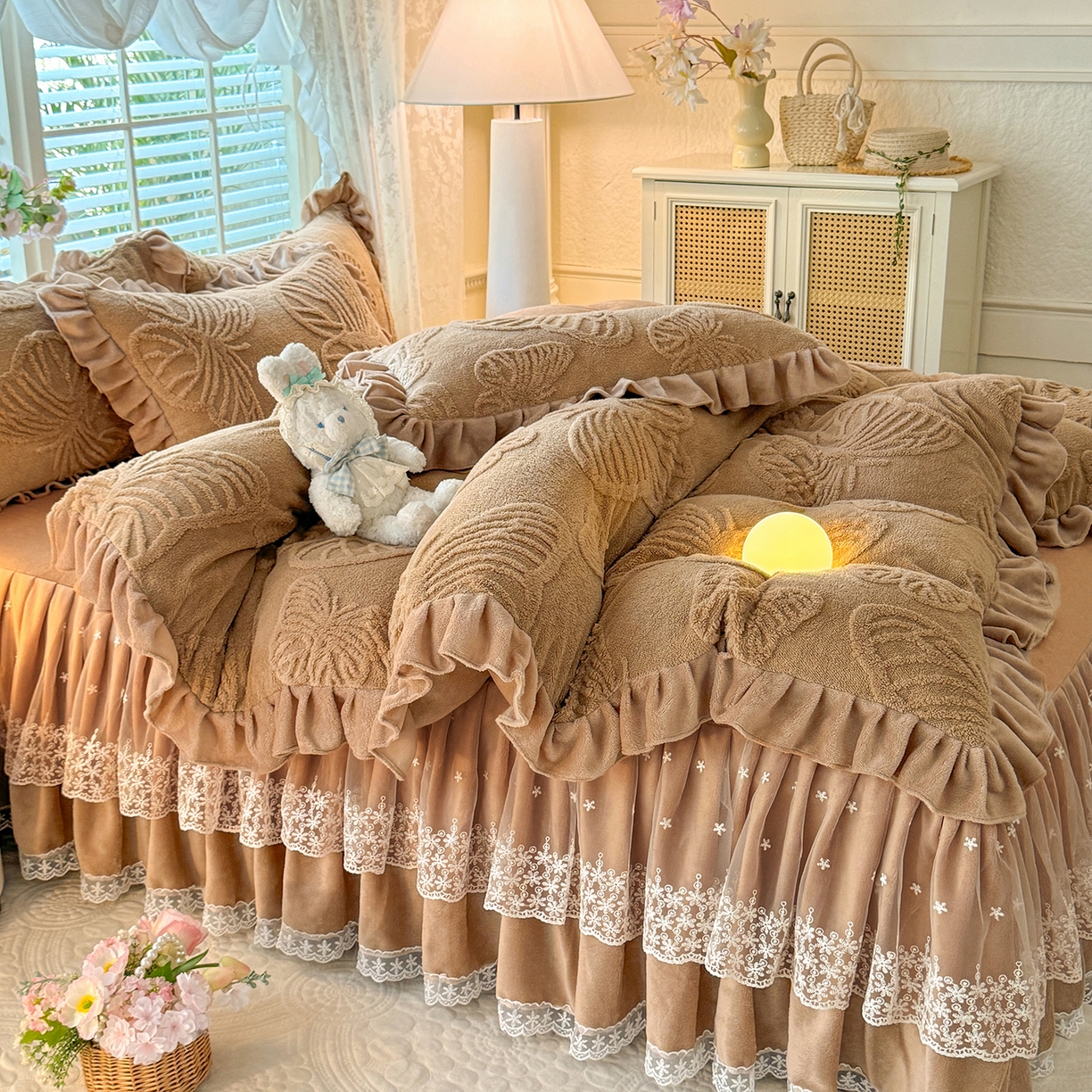 91家纺网 家纺一手货源 找家纺 后庭寝室 2025新款牛奶绒床裙四件套-蝶舞翩翩系列 蝶舞翩翩-高贵咖