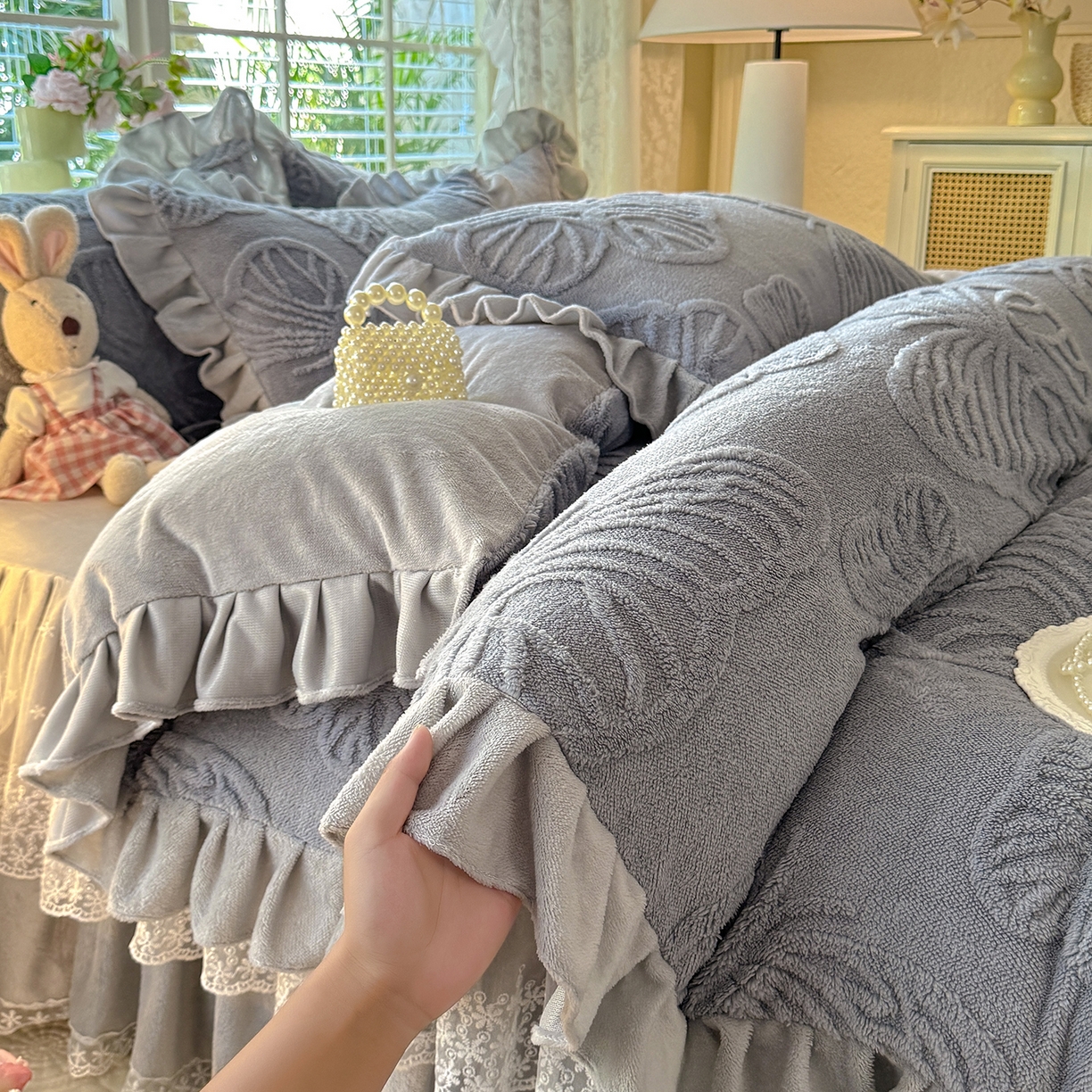 91家纺网 家纺一手货源 找家纺 后庭寝室 2025新款牛奶绒床裙四件套-蝶舞翩翩系列 蝶舞翩翩-高级灰