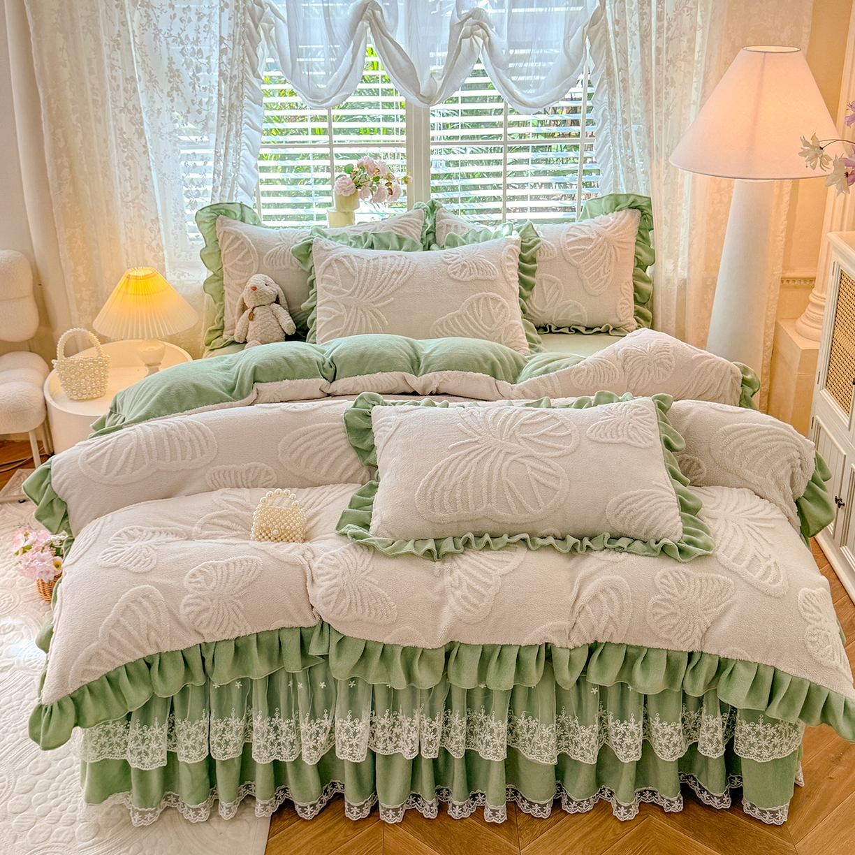 91家纺网 家纺一手货源 找家纺 后庭寝室 2025新款牛奶绒床裙四件套-蝶舞翩翩系列 蝶舞翩翩-奶白绿