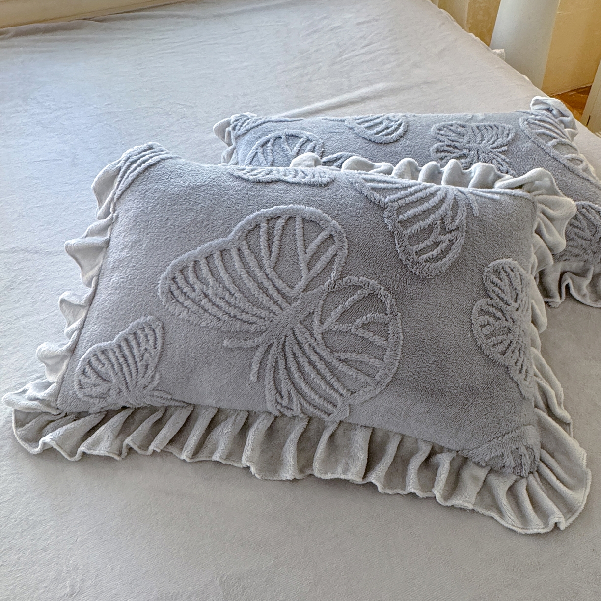 91家纺网 家纺一手货源 找家纺 后庭寝室 2025新款牛奶绒床裙四件套-蝶舞翩翩系列 蝶舞翩翩-高级灰