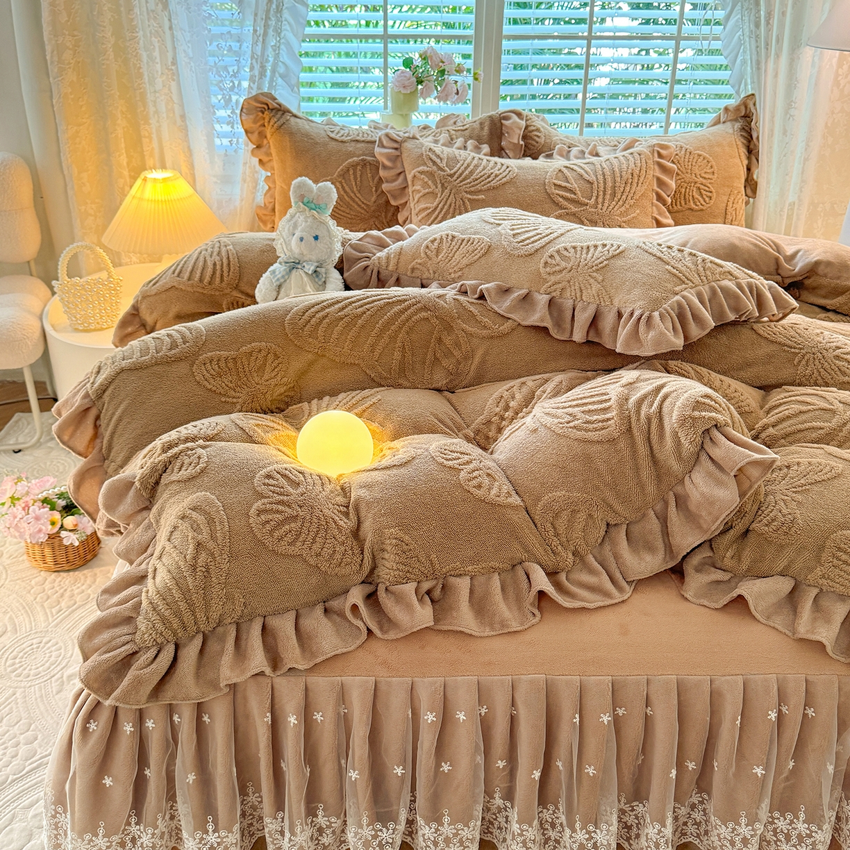 91家纺网 家纺一手货源 找家纺 后庭寝室 2025新款牛奶绒床裙四件套-蝶舞翩翩系列 蝶舞翩翩-高贵咖