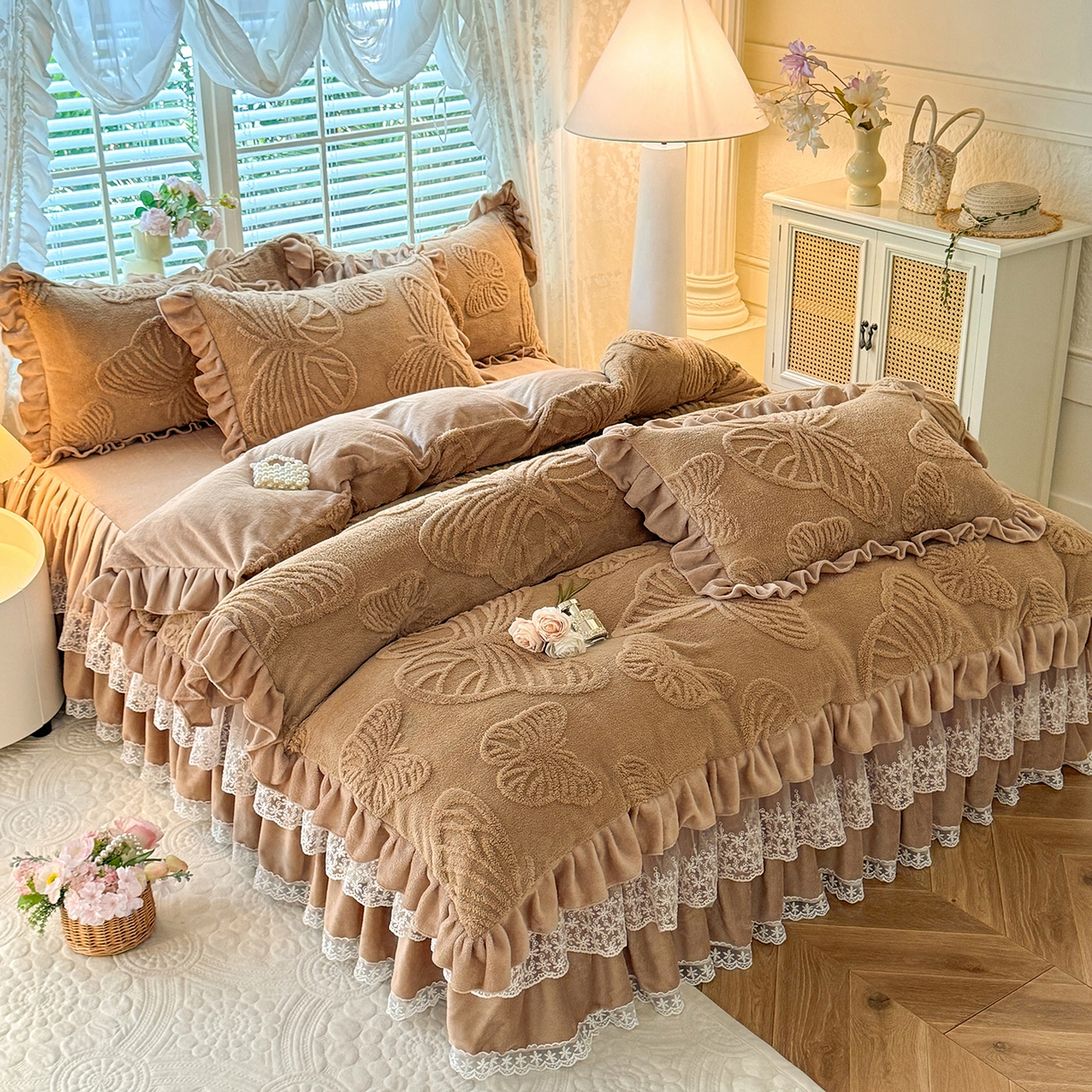 91家纺网 家纺一手货源 找家纺 后庭寝室 2025新款牛奶绒床裙四件套-蝶舞翩翩系列 蝶舞翩翩-高贵咖