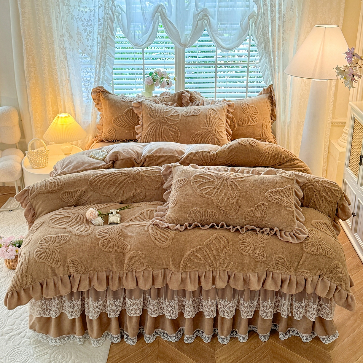 91家纺网 家纺一手货源 找家纺 后庭寝室 2025新款牛奶绒床裙四件套-蝶舞翩翩系列 蝶舞翩翩-高贵咖