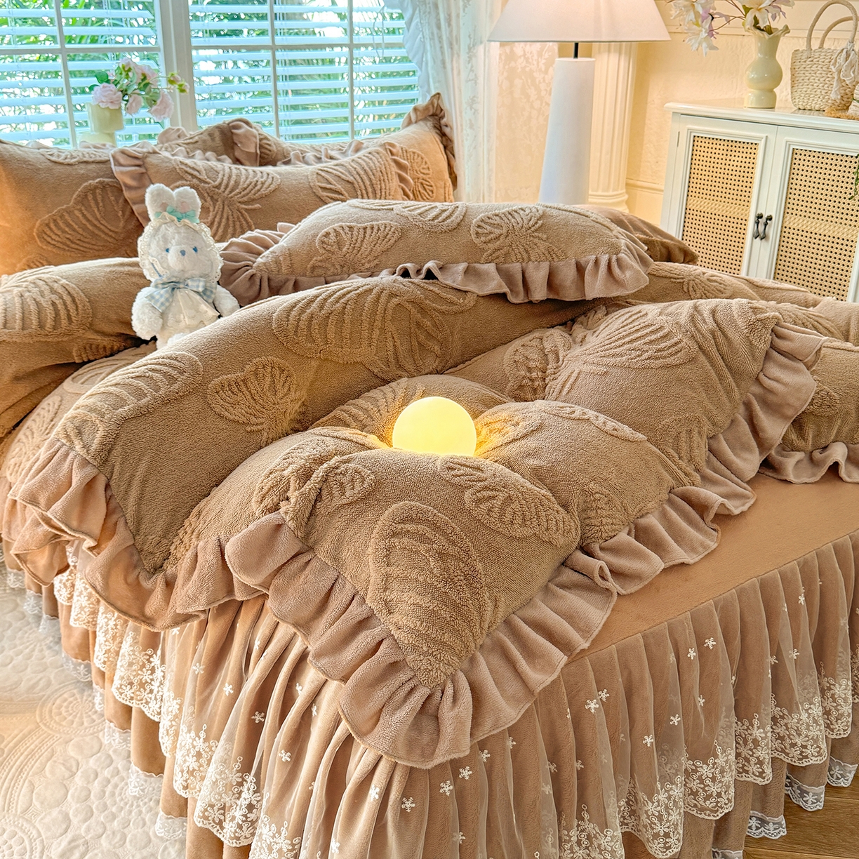 91家纺网 家纺一手货源 找家纺 后庭寝室 2025新款牛奶绒床裙四件套-蝶舞翩翩系列 蝶舞翩翩-高贵咖