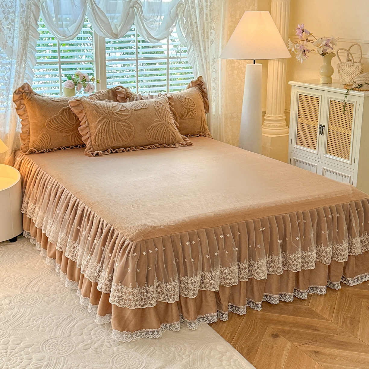 91家纺网 家纺一手货源 找家纺 后庭寝室 2025新款牛奶绒床裙四件套-蝶舞翩翩系列 蝶舞翩翩-高贵咖