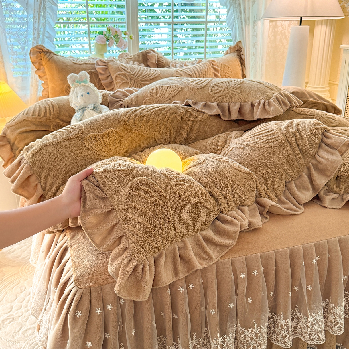 91家纺网 家纺一手货源 找家纺 后庭寝室 2025新款牛奶绒床裙四件套-蝶舞翩翩系列 蝶舞翩翩-高贵咖